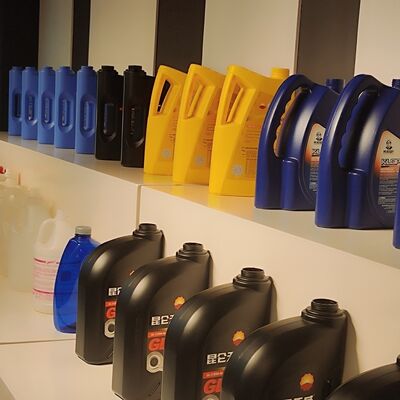 acheter 1-5L ligne de remplissage de lubrifiant entièrement automatique 1000-5000BPH 1000ml-5000ml online manufacture