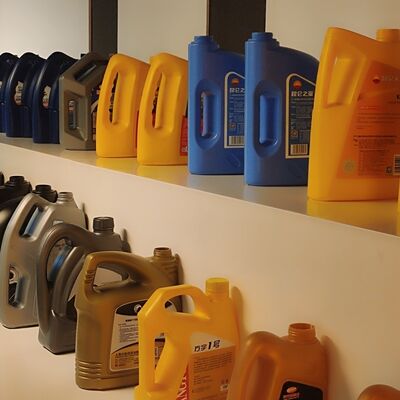 acheter Fabricée en usine La ligne de remplissage de lubrifiant 1-5L Contrôle entièrement automatique online manufacture